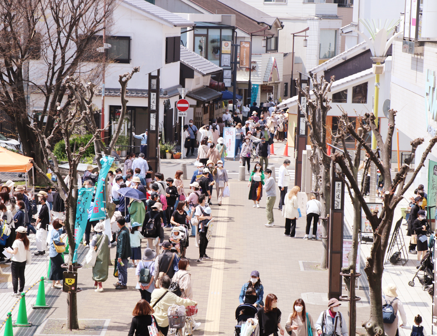 京阪枚方市駅前の市の様子。老若男女、大勢の人でにぎわっている。