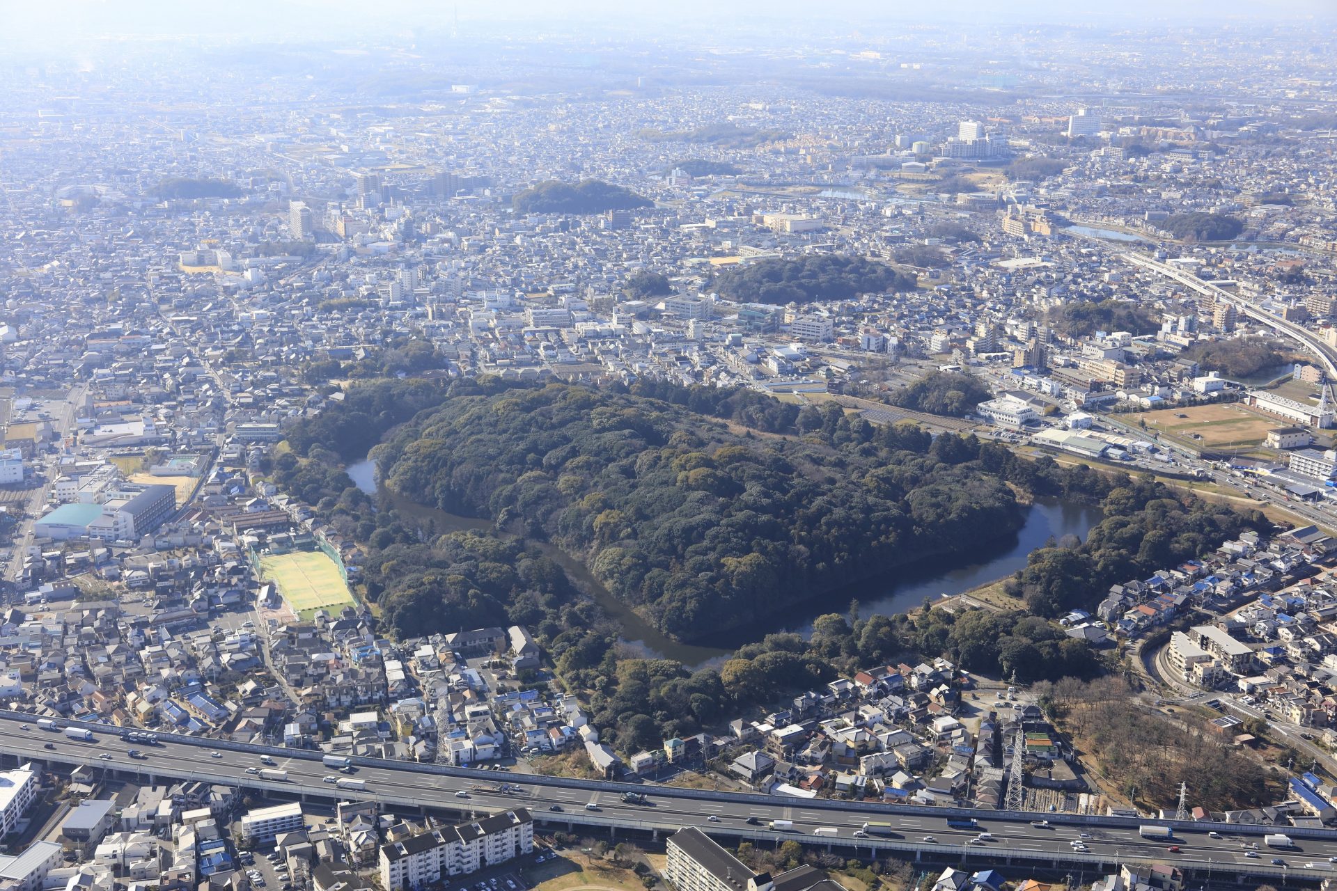 応神天皇陵古墳の俯瞰写真。美しい前方後円墳で形成されている。