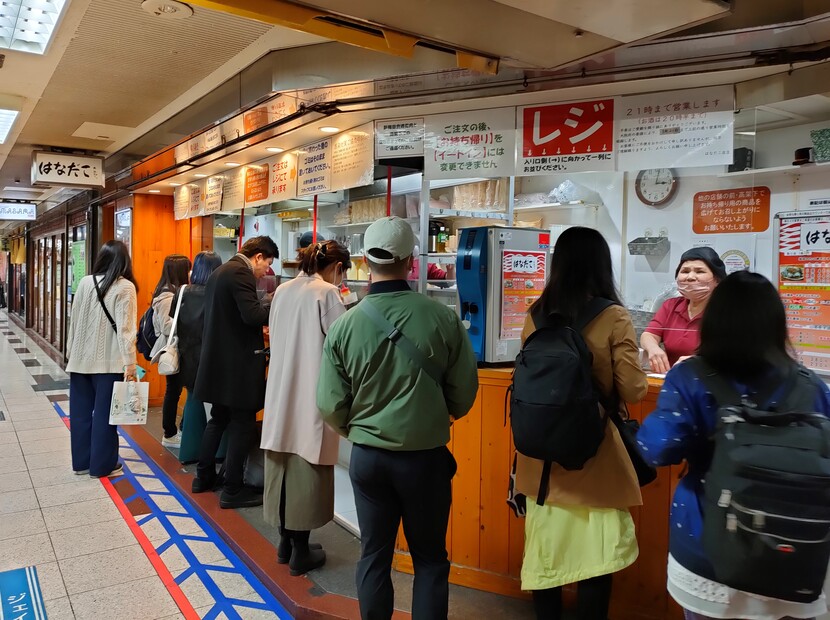 新梅田食道街のJR大阪側入口にある「はなだこ」