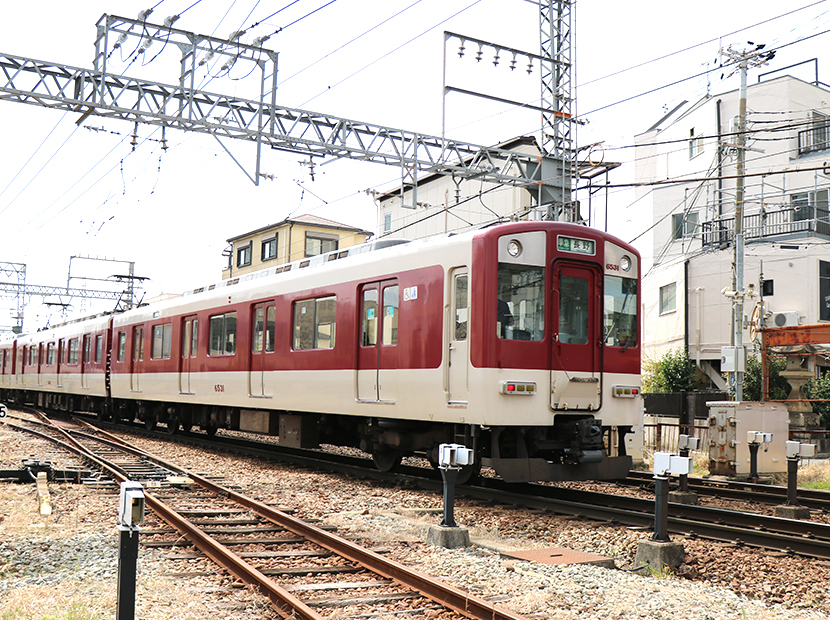 道明寺駅から河内長野方面に行く近鉄南大阪線の車両。
