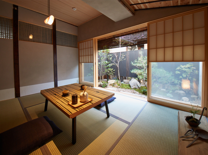 落ち着いた雰囲気が漂う室内は、築70年の日本家屋をリノベーション。