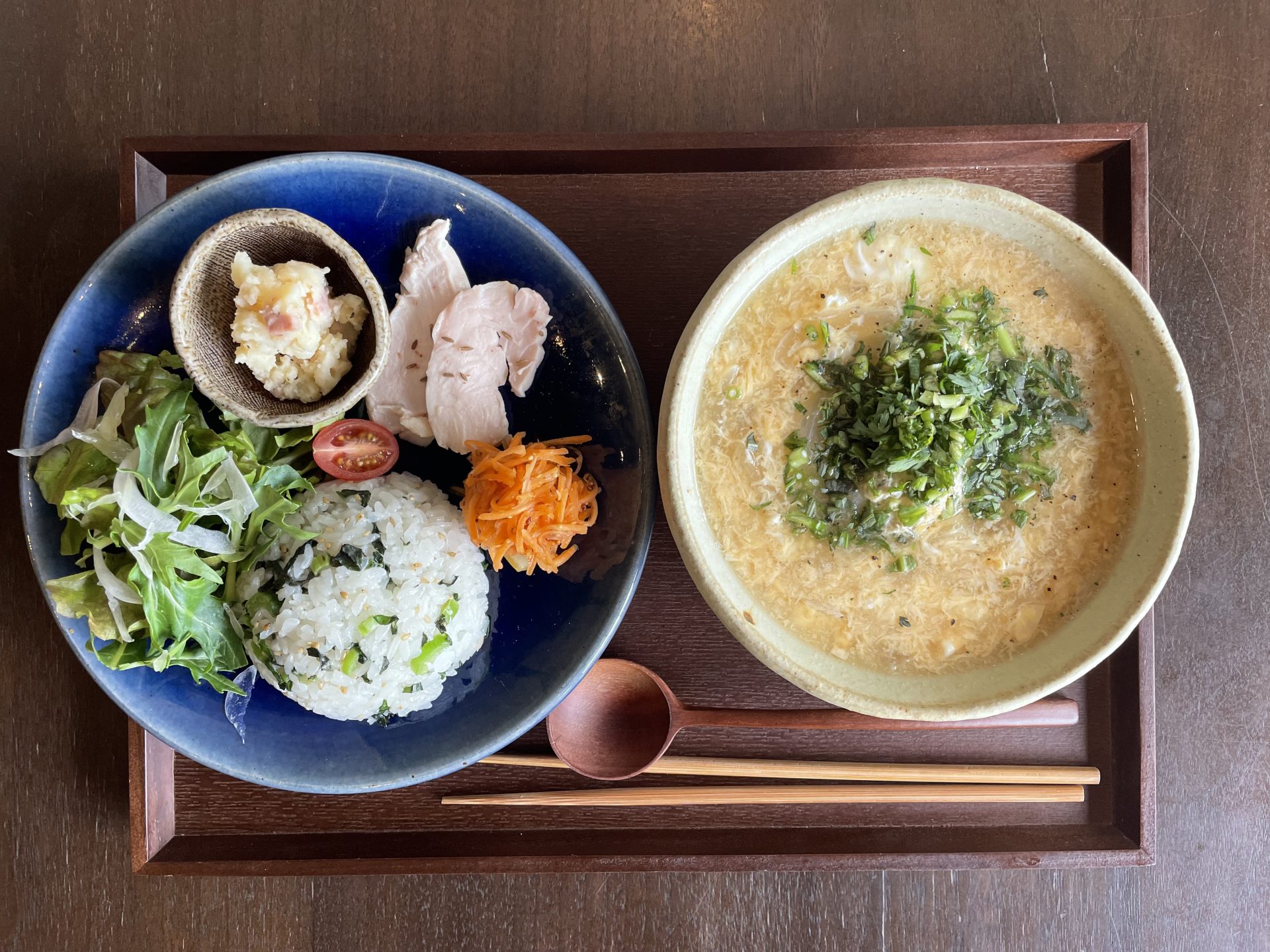 南大阪のお野菜プレート。ふわとろ卵スープに、身体に優しいモリンガティーつき。
