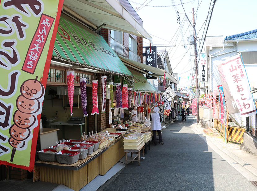 甘味や炊きたてのおこわなども売られる