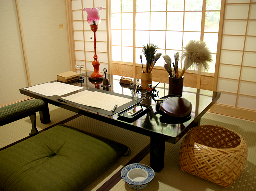 鎌倉にある川端邸の書斎を再現したコーナーも