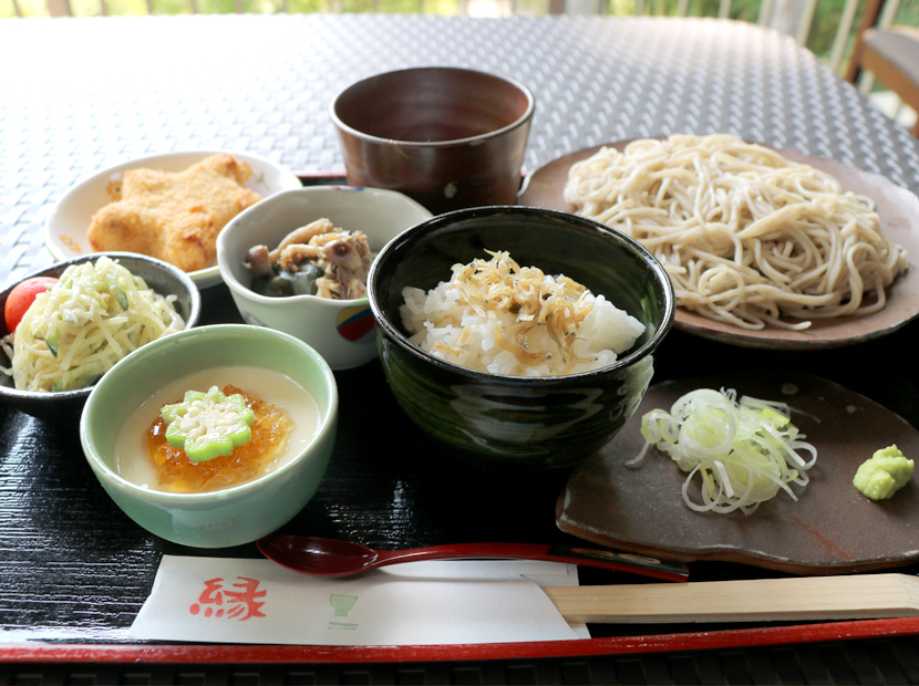 季節のお惣菜とお蕎麦、千早赤阪村のお米が味わえる月替わりの「縁セット」。