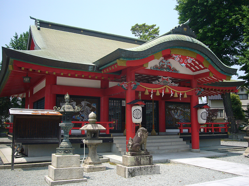 朱色がまぶしい拝殿は大阪万博の頃に塗り替えられたもの
