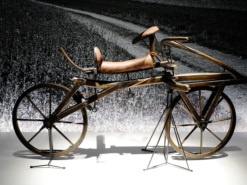 現在の二輪自転車の原型。ドイツで誕生した「ドライジーネ」