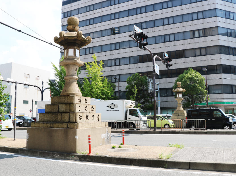 宿院交差点の大通りを挟んで左右に建つ常夜燈