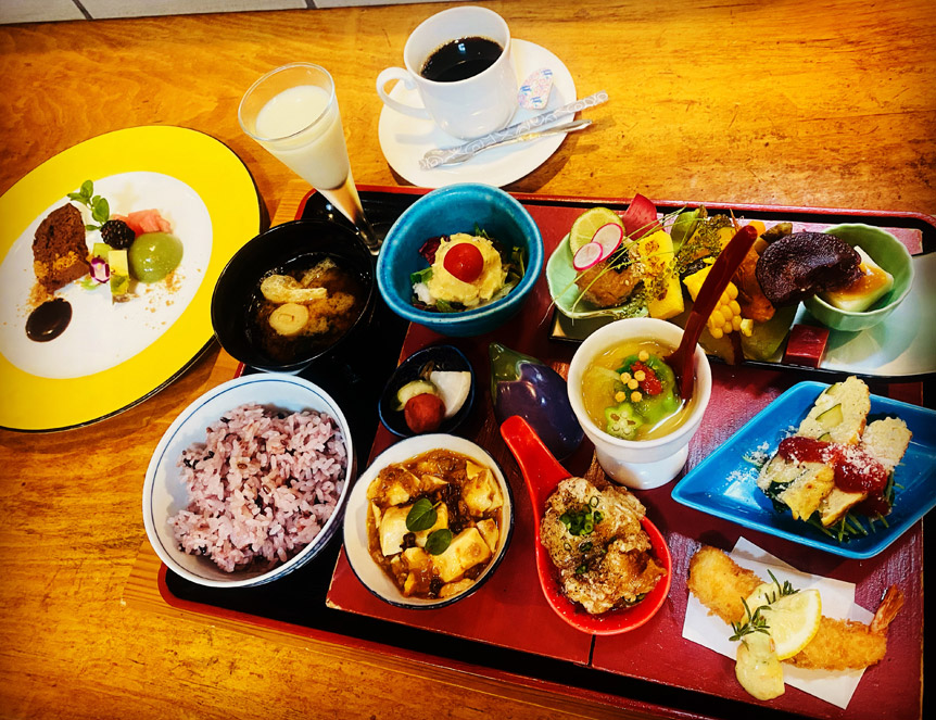 ランチーの一番人気「日替わりエイトバース御膳」（税込2420円）。南河内産の野菜、大阪湾の魚などを用いた惣菜が並ぶ。