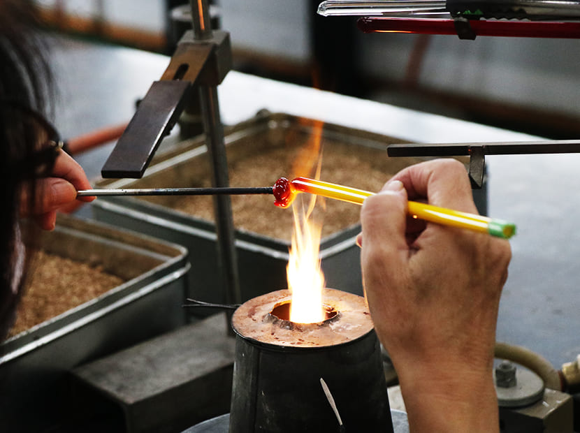泉州玉の伝統を守り抜く色ガラス棒製造の老舗「佐竹ガラス」 | OSAKA