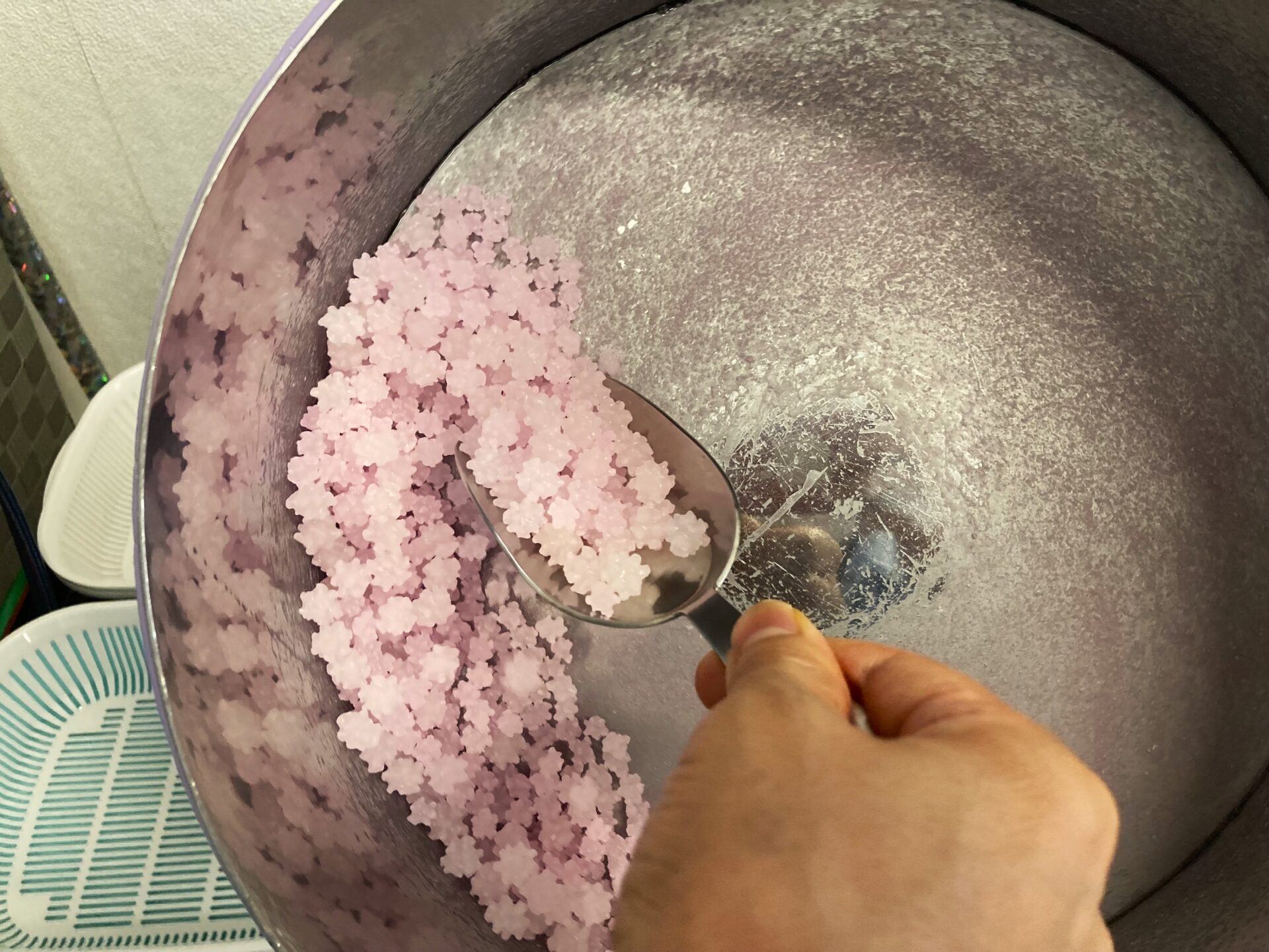直径30cmのミニ釜で「プレミアム金平糖工房」（1釜3600円）に挑戦。まずはピンクに染めて…