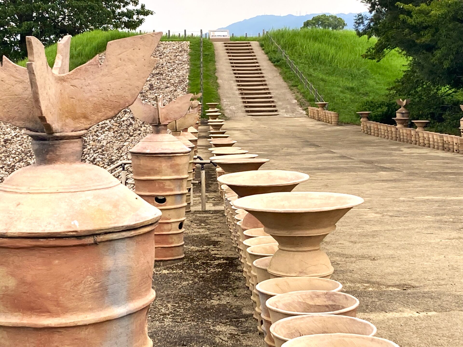 円筒埴輪が並ぶ、復元された「国史跡 心合寺山古墳」