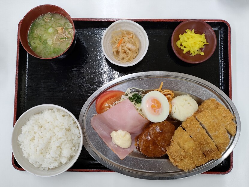 「特ランチの定食」（税込990円）は5切れのサクサクのカツがボリューミーで、甘味のある港区生まれの特製ソースとの相性は抜群だ 