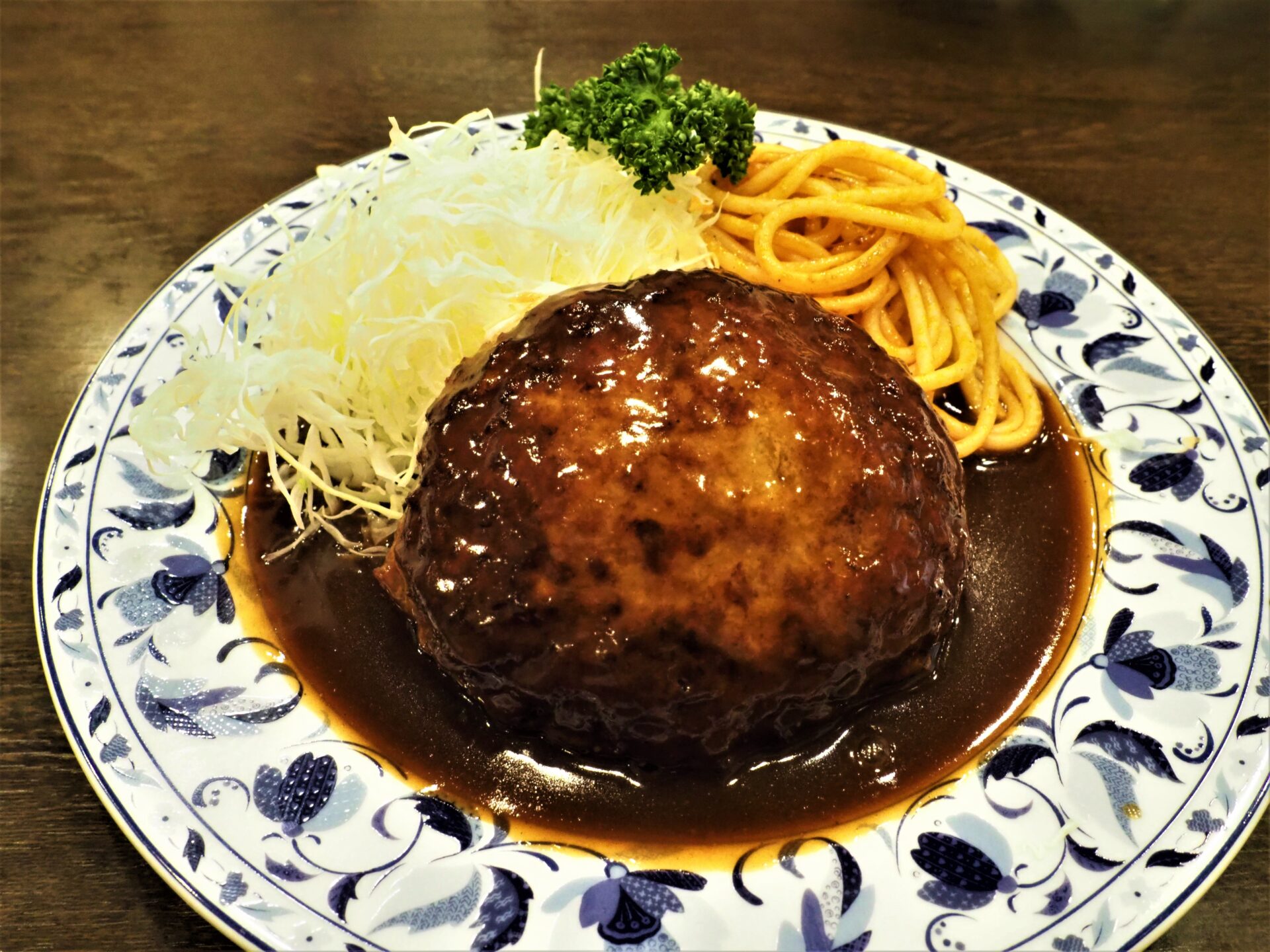 肉のおいしさが十二分に味わえるハンバークステーキ（税込1200円）