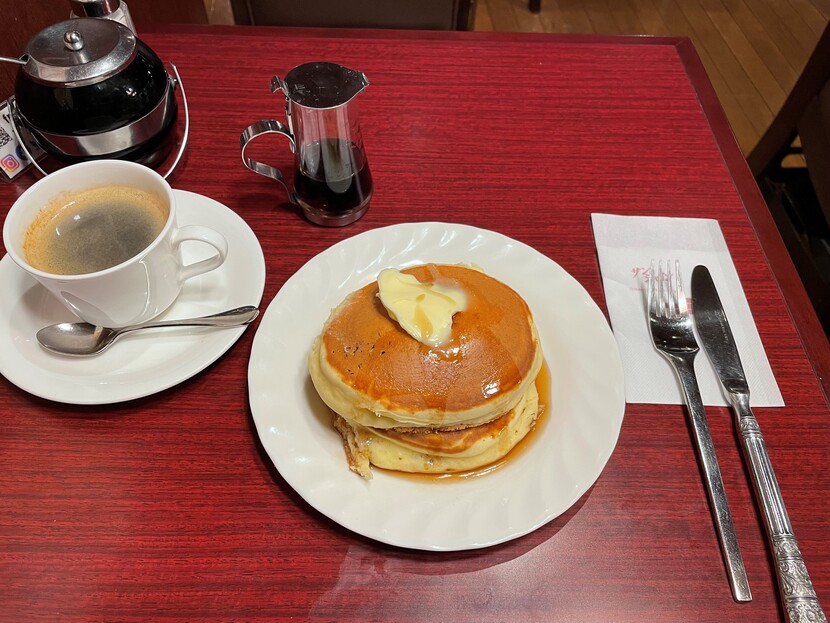 ふわっとした食感までごちそうホットケーキセット（税込924円）