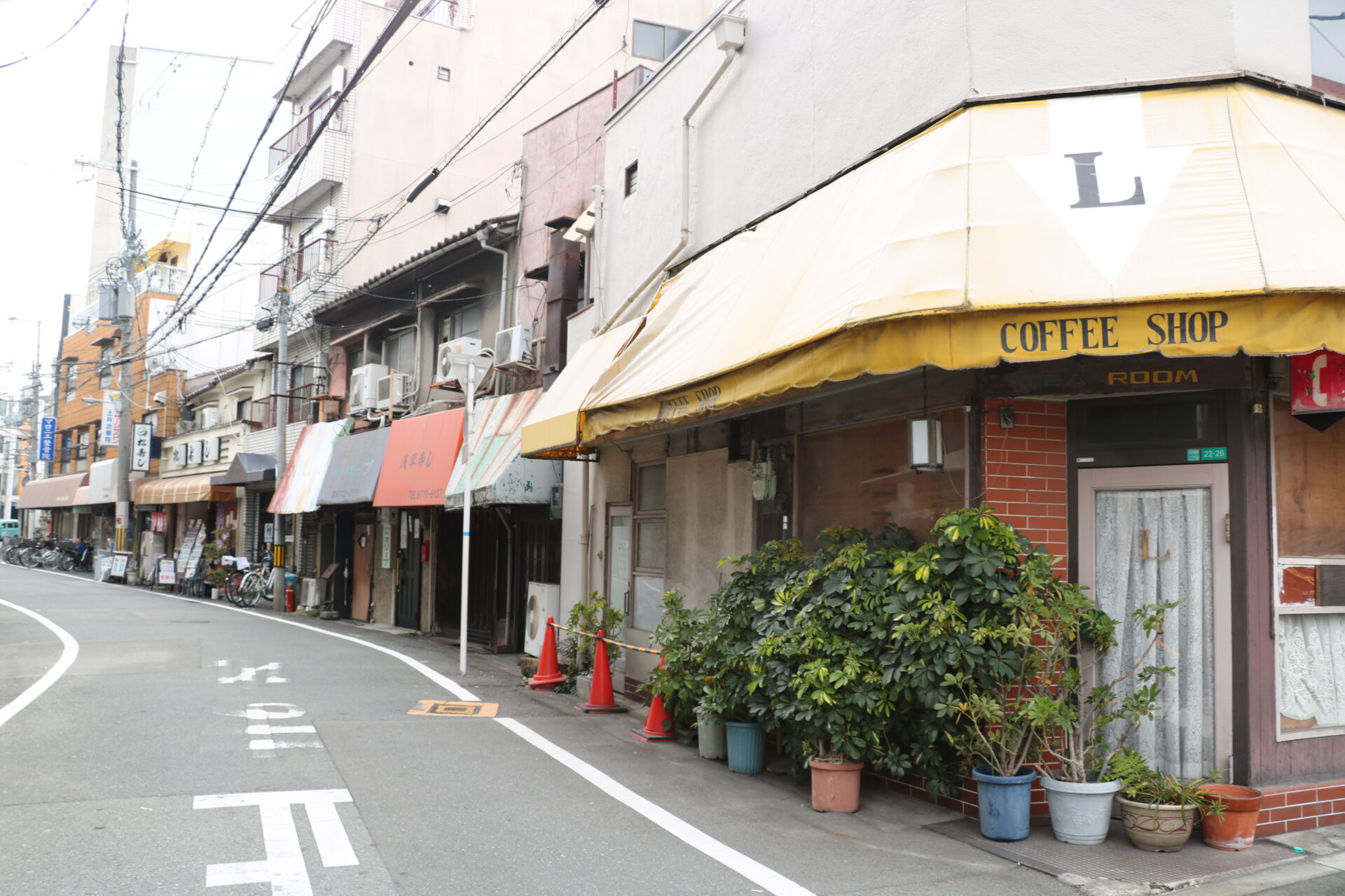 街道沿いには雰囲気があるお店が並ぶ