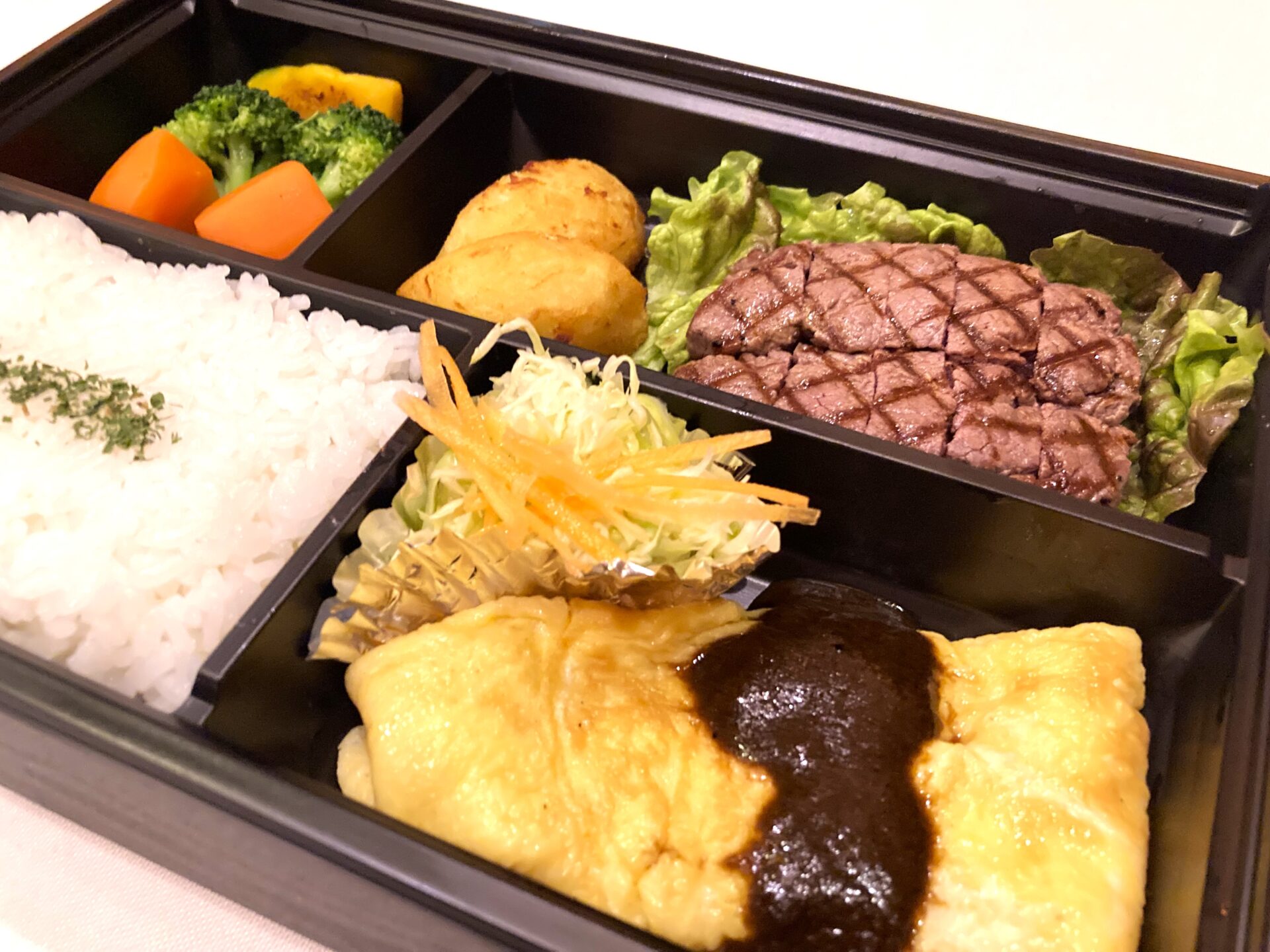 「特選ヒレ肉網焼ビフテキ弁当（100g）」6,480円は予約がベター。ほかに、モモ肉を使った「ビフテキ（100g）」2,106円など(どちらも税込)