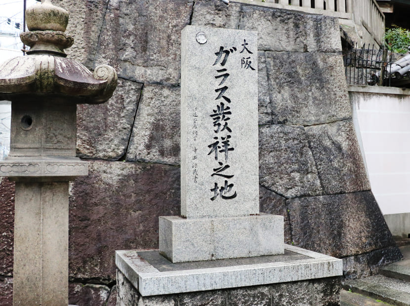大阪天満宮の表大門の西側にある蛭子さまが守る蛭子門前に。