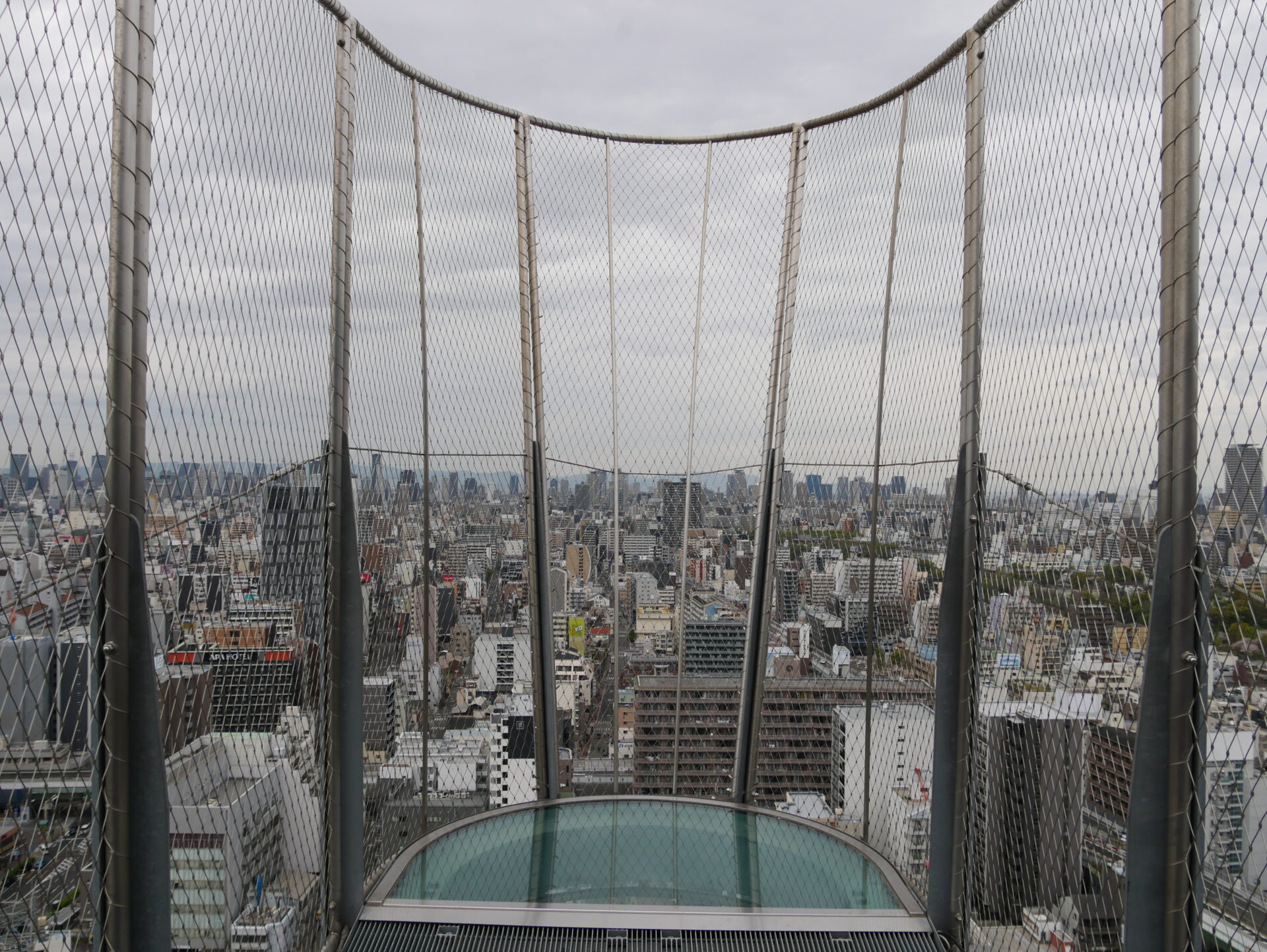 透明床がある「TIP THE TSUTENKAKU」。ガラスからの景色は行ってみてのお楽しみ！