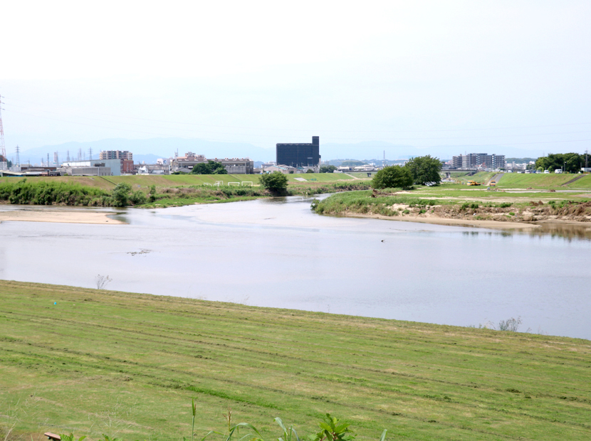 手前が大和川、奥は大阪府の南東部から流れてきた石川。この付近が江戸時代、付け替え工事の起点になった。