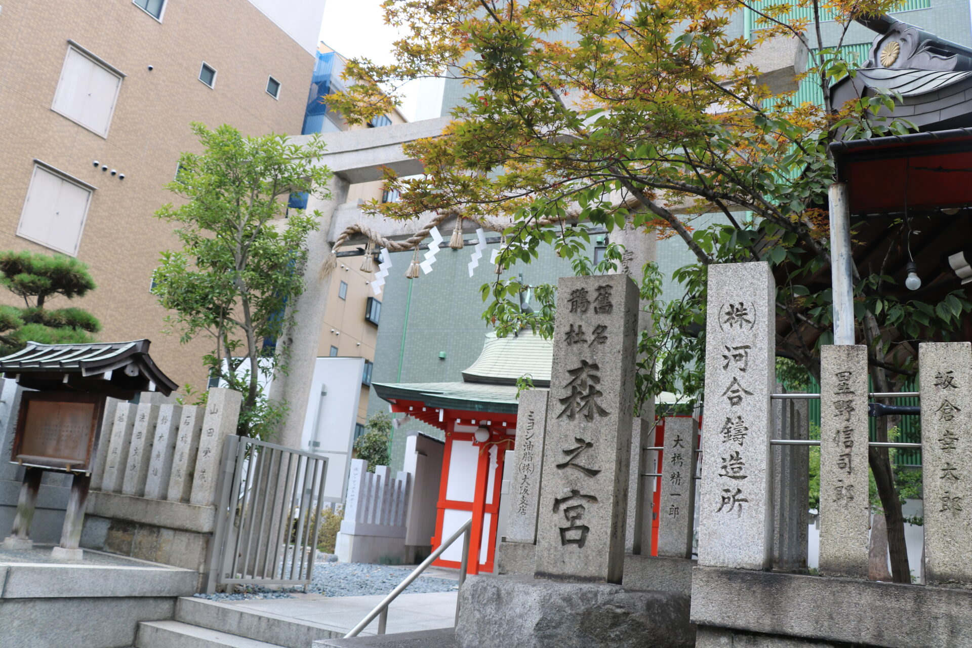 神社の社名が記された碑には、旧名の「鵲杜（かささぎのもり）」の文字が。