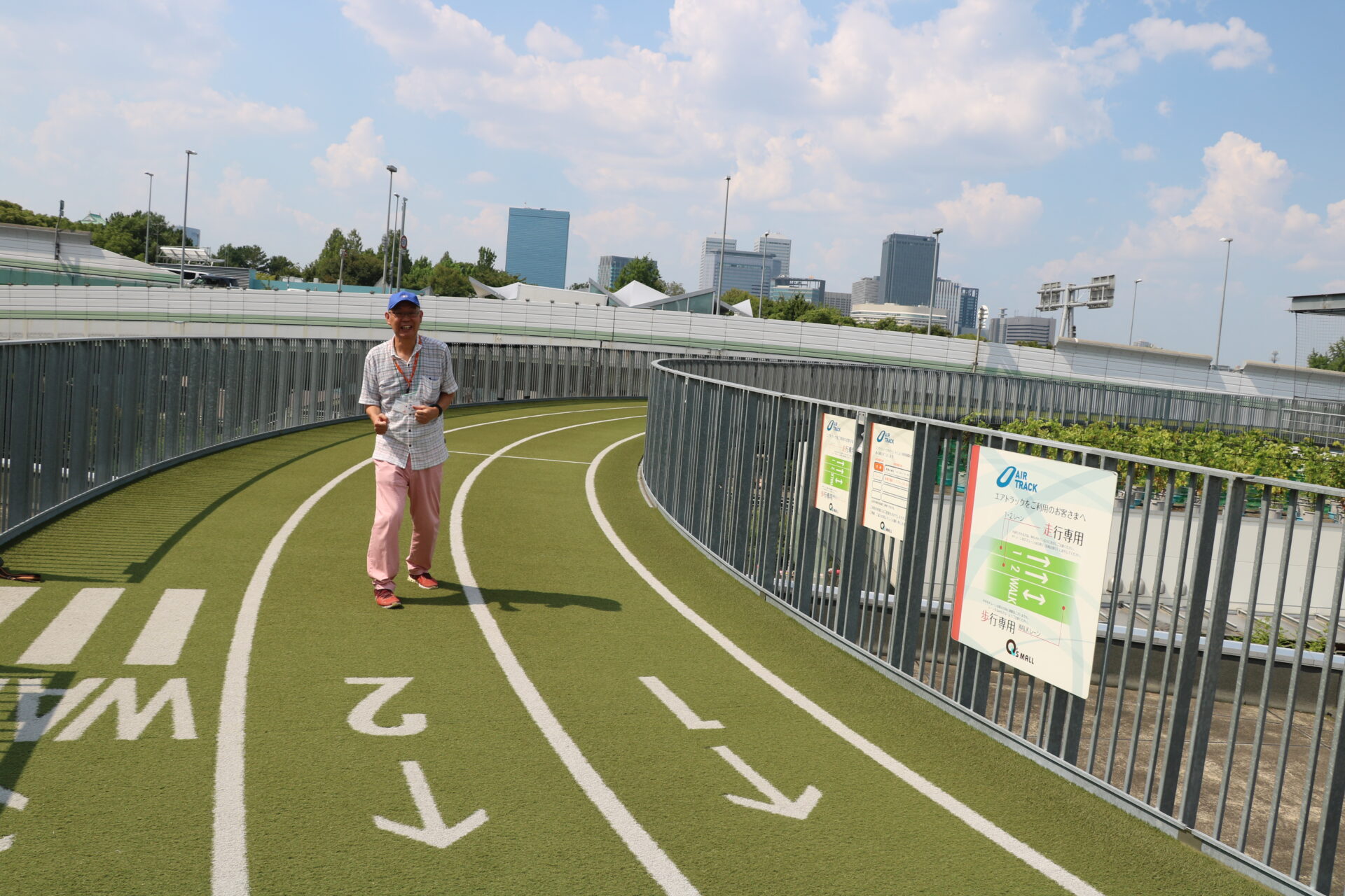 屋上には大阪城を見ながら走れるレーンが。 