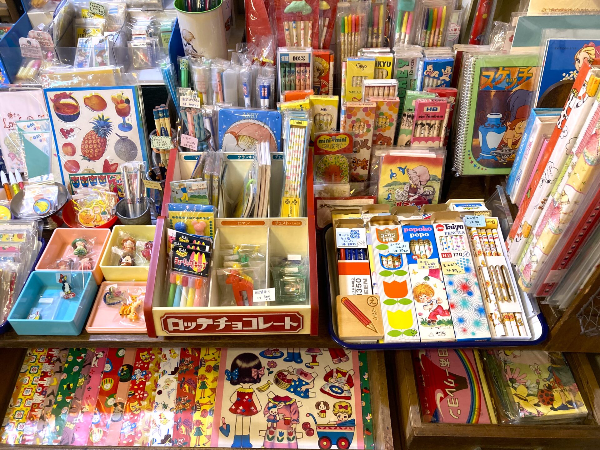 1960～1970年代の昭和の子どもたちが持っていた、カラフルな文具や折紙、着せ替えなどが並ぶ