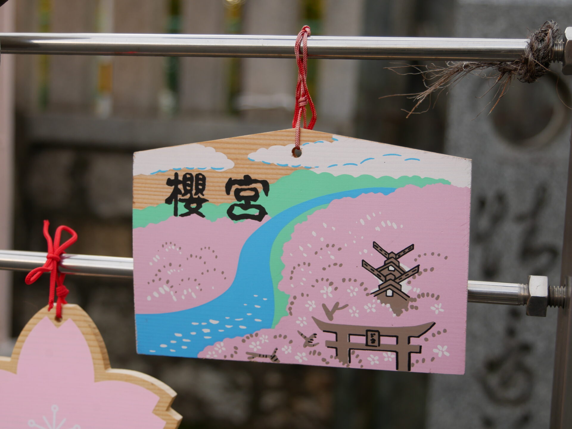櫻の名前を冠する神社であることから、境内には桜のモチーフが散りばめられている