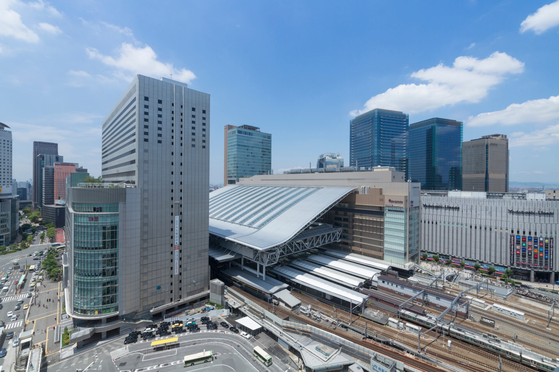 大阪駅全景。大屋根がサウスゲートビルとノースゲートビルを結ぶ。