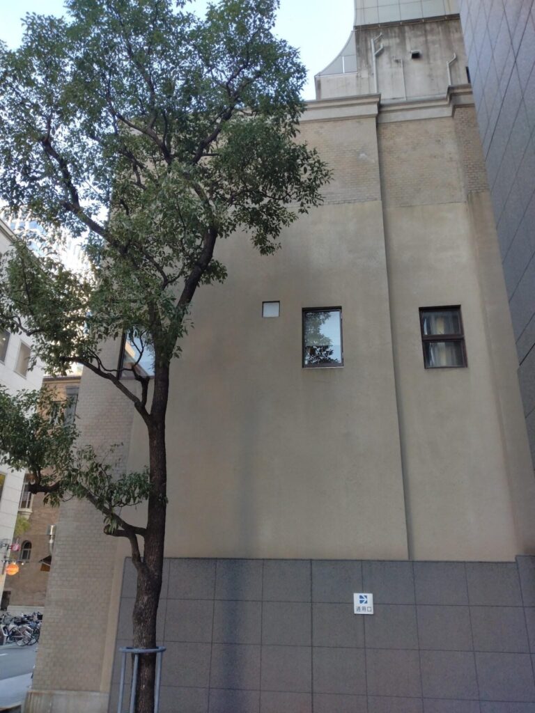 今橋ビルヂングの側面