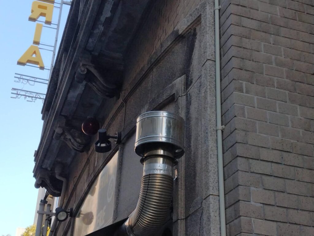 今橋ビルヂングのバルコニー下