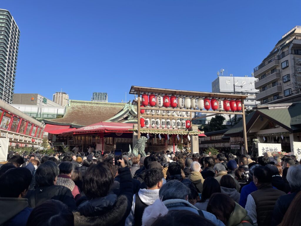 今宮戎神社の境内を埋め尽くす人々