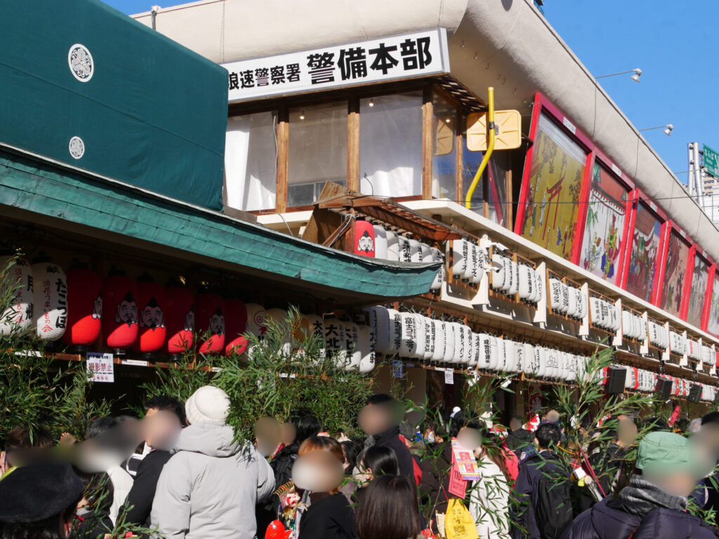 今宮戎神社で吉兆を求める人々